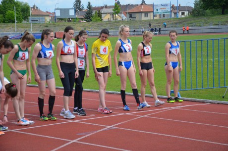 1. kolo juniorů Pardubice-start 800 m (č.3 Lucka Repáňová)