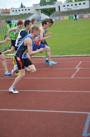 1. kolo juniorů Pardubice-start 800 m